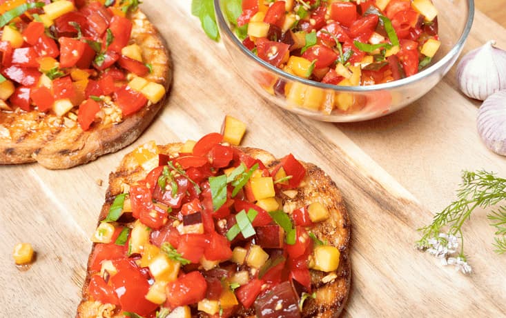 Sommarfräsch bruschetta med Tomat, Vitlök & Nektarin - Recept | Pågen